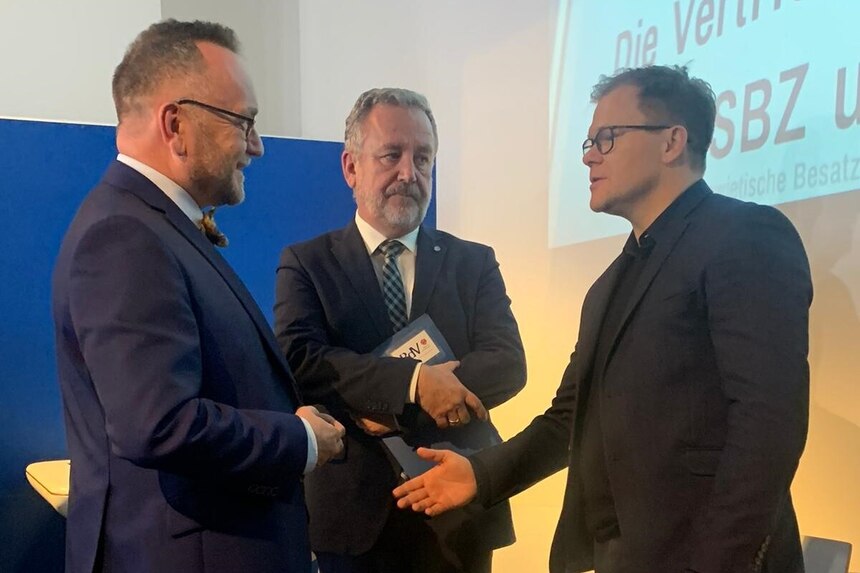 Beauftragter für Vertriebene und Spätaussiedler Jens Baumann, Staatsminister und Ostbeauftragter Carsten Schneider und Prof. Dr. Bernd Fabritius, BdV Präsident (von links)